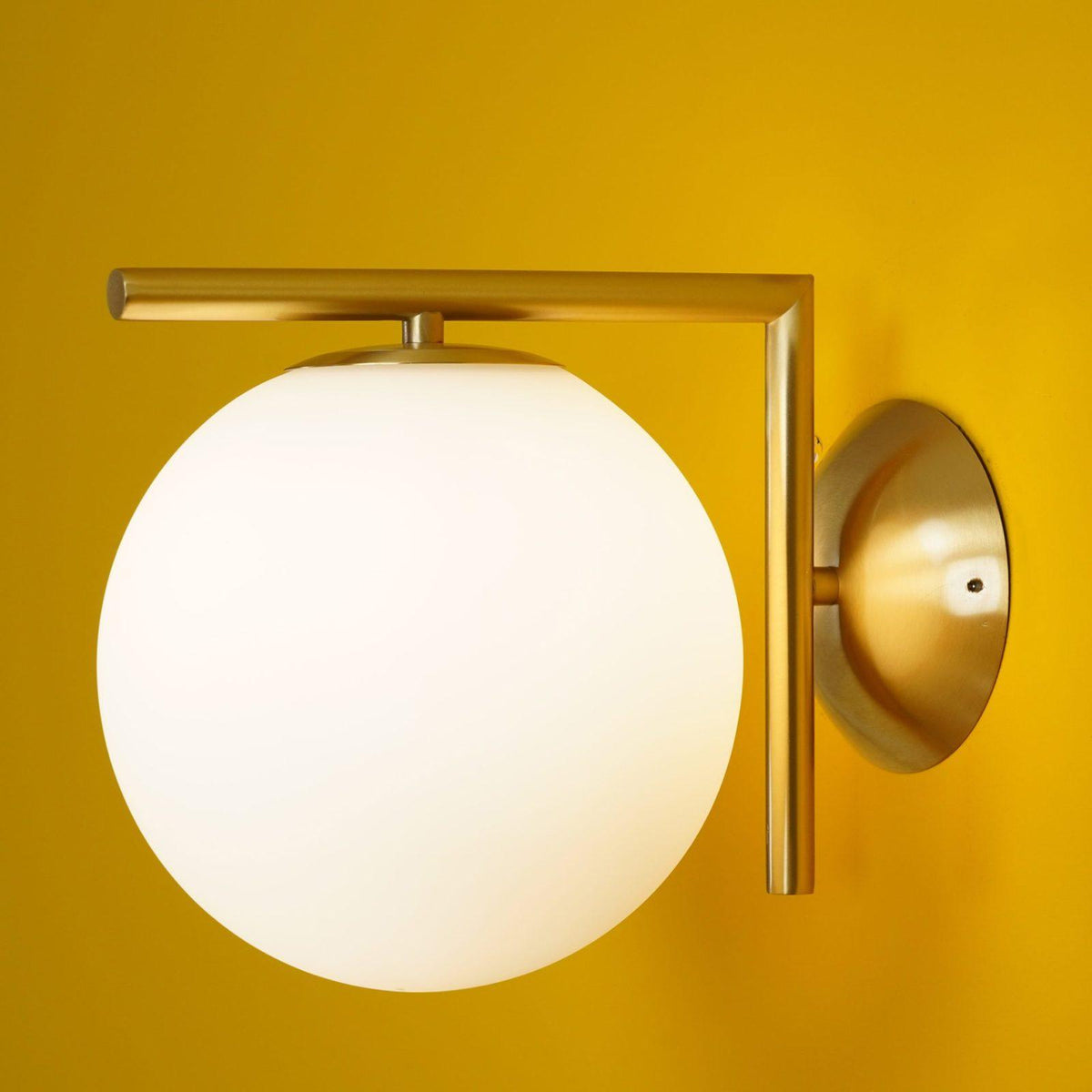 Joanna aplique de pared moderno minimalista en vidrio soplado opalino