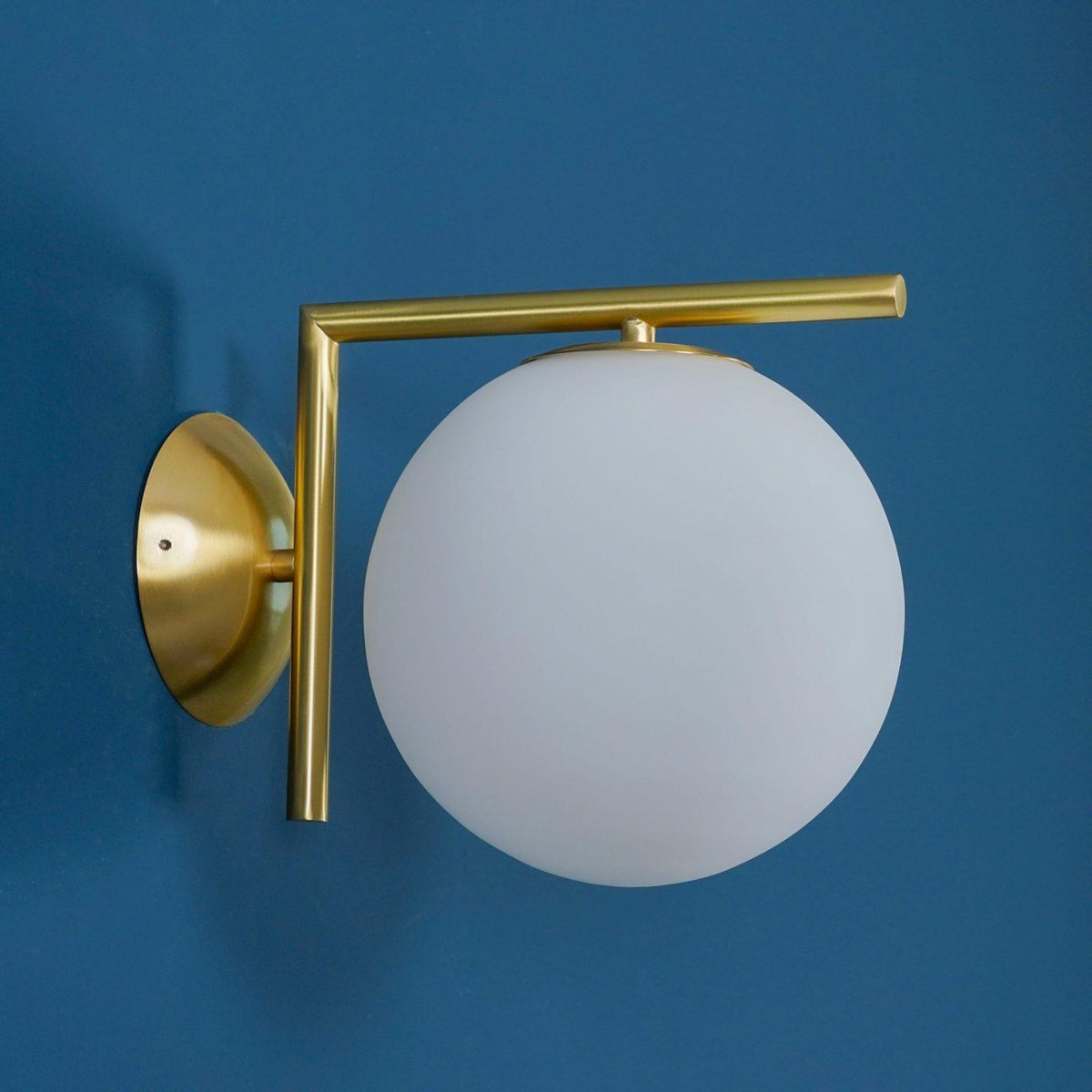 Joanna aplique de pared moderno minimalista en vidrio soplado opalino