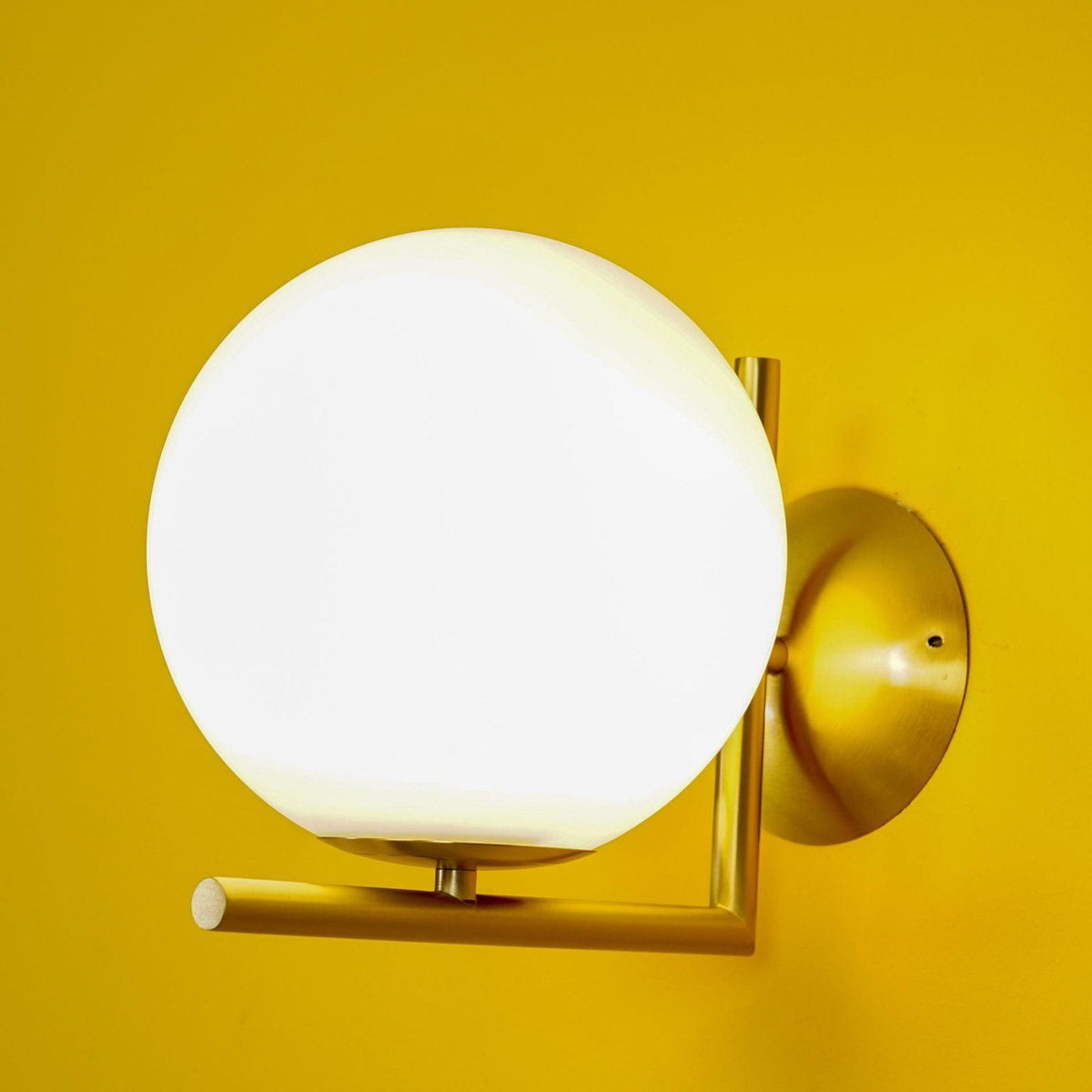 Joanna aplique de pared moderno minimalista en vidrio soplado opalino