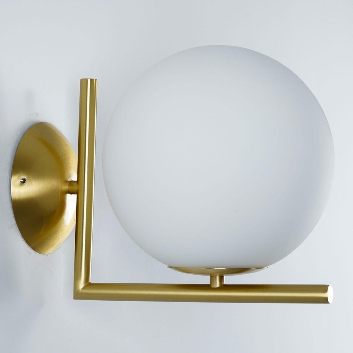 Joanna aplique de pared moderno minimalista en vidrio soplado opalino