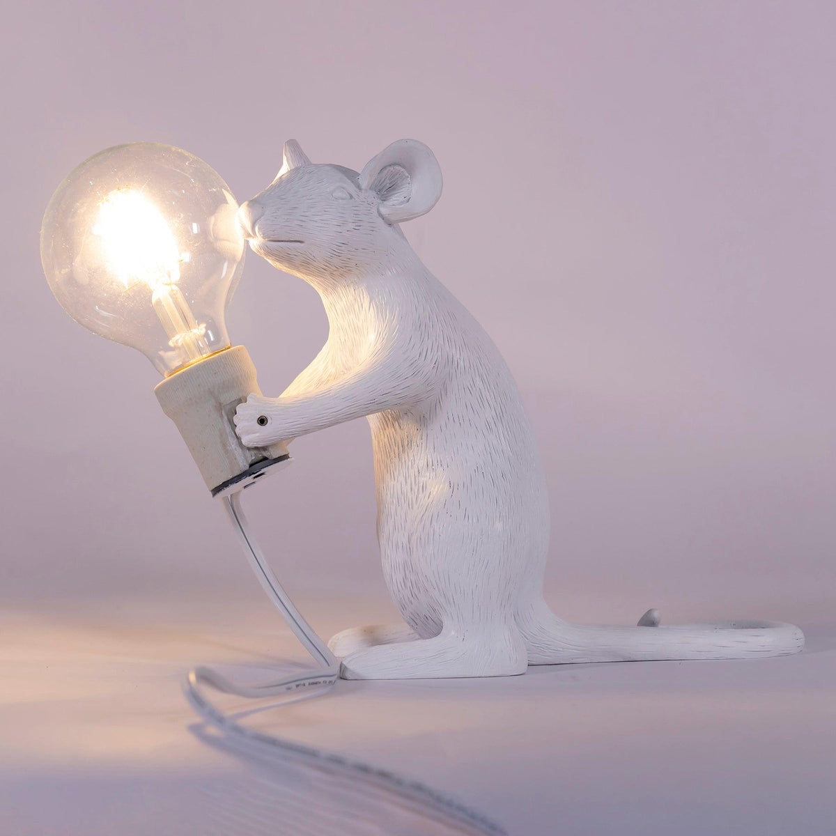 Kalinix lámpara de mesa de resina con diseño caprichoso