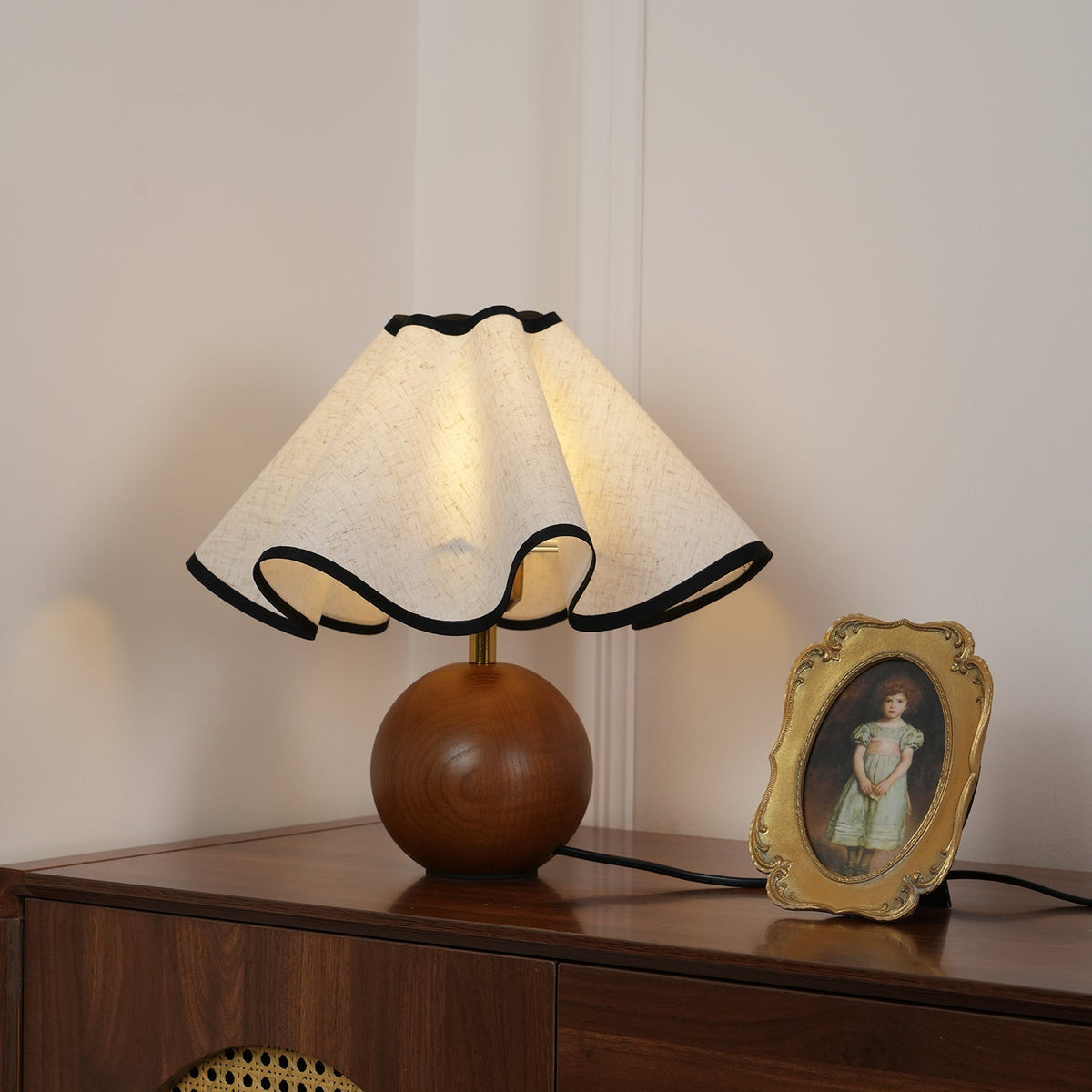 Kalion lámpara de mesa de madera y tejido